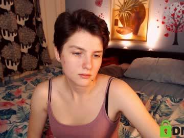 stesha_scissors_julia chaturbate