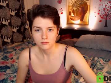 stesha_scissors_julia chaturbate