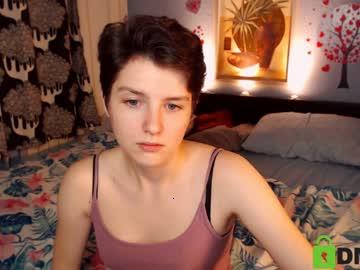 stesha_scissors_julia chaturbate